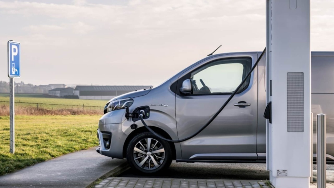 Ładowanie samochodu elektrycznego Toyota Proace